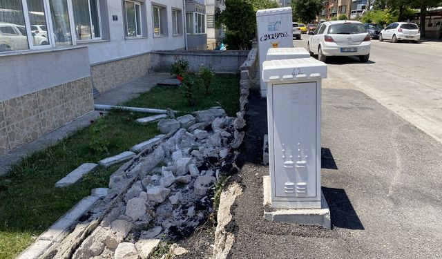 Kamyonlar duvarı yıktı, pazara tepki büyüyor