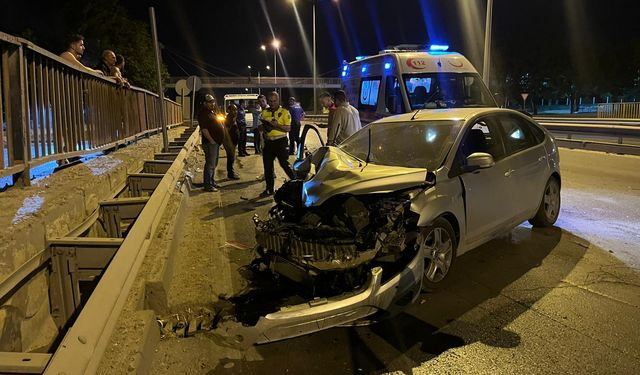 Bariyerlere 100 km hızla çarptı, olay yerinden kaçtı