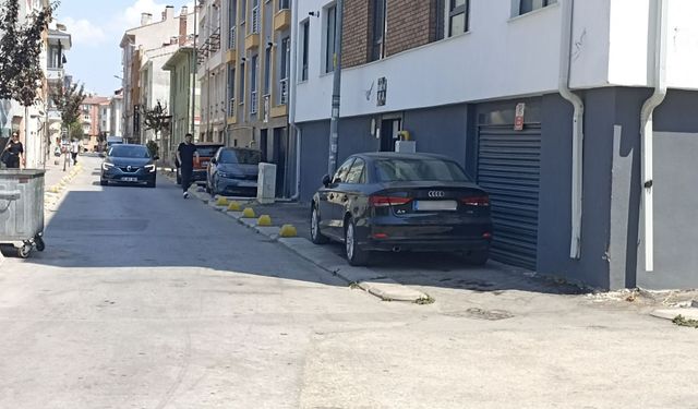 Beton dubalar da engel olmuyor: Kaldırım işgali sürüyor