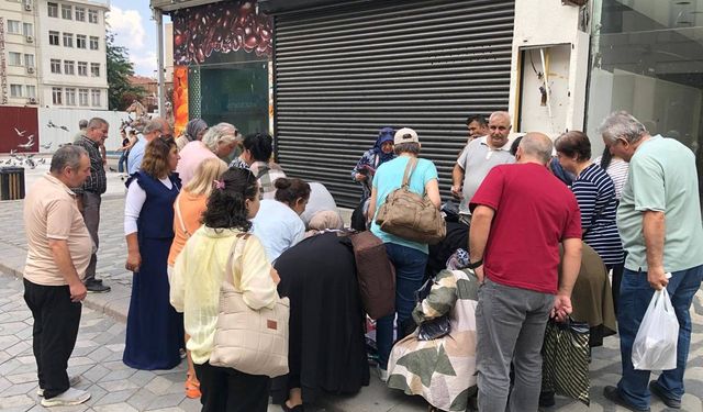 Vatandaş seyyarda satılan tişörtlere hücum etti