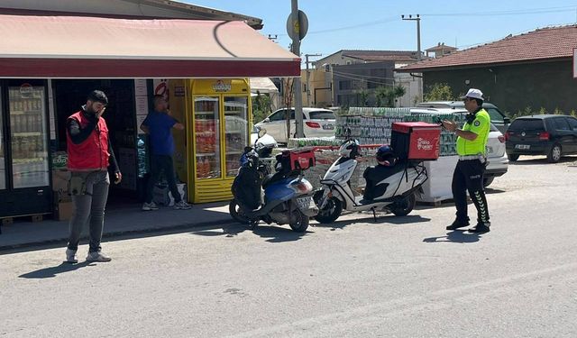 Motosikletli kurye, otomobille çarpıştı