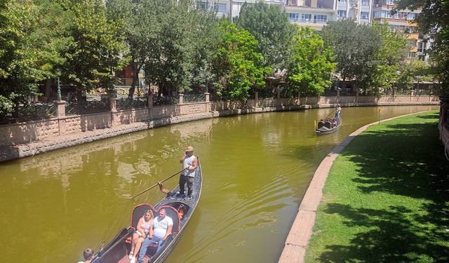 Yüksek sıcaklıklara rağmen turistler gondollardan vazgeçmedi