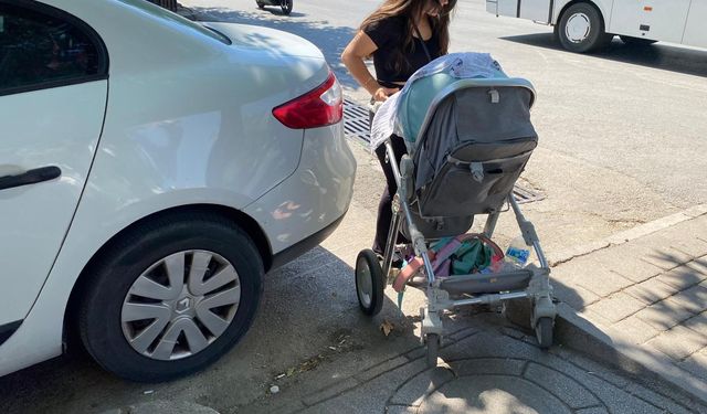 Eskişehir'de engelli ve bebek arabası geçişine saygısız park