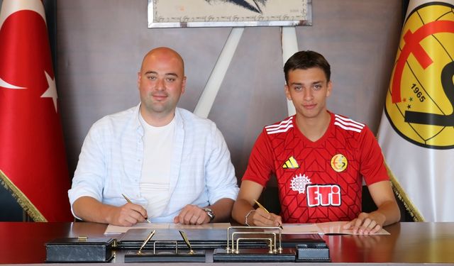 Eskişehirspor genç sporcu ile profesyonel sözleşme imzaladı