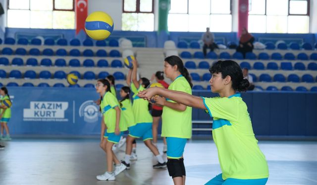 Odunpazarı Belediyesi’nin yaz voleybol okulu bu yaz da minik sporcularla dolup taşıyor
