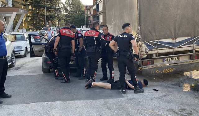 Polisin 'Dur' ikazına uymadı, uyuşturucu maddeyle yakalandı!