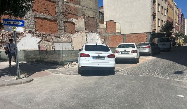 Kaldırımı otoparka çevirdiler!
