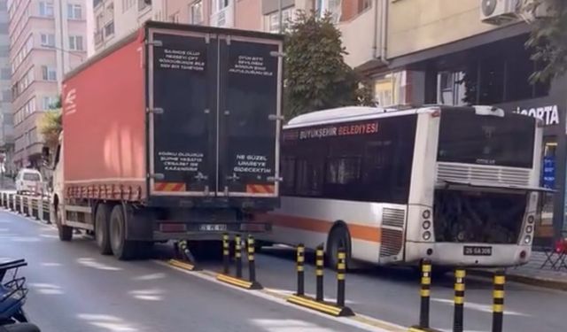 Bozulan otobüs yolu kapadı, kamyon dubaları çiğneyerek yoluna devam etti