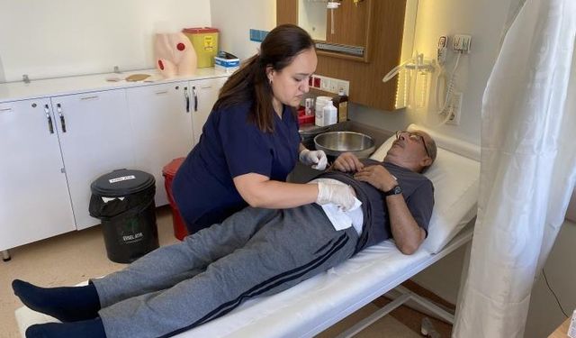Stoma ile nasıl ilgileneceklerini hastanede öğreniyorlar