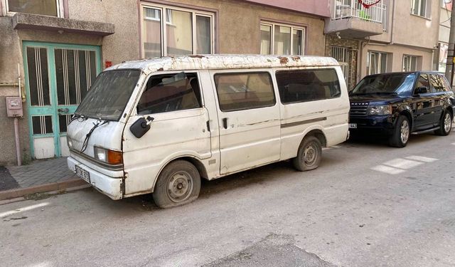 Sokağa terk edilmiş patlak lastikli araç