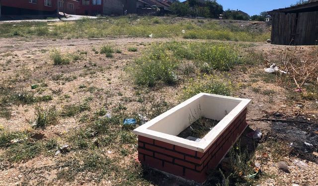 Boş araziye bırakılmış isimli taşı bulunan mezar