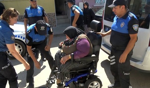 Kırılan tekerlekli sandalyesinin yenisini polis alıp hediye etti