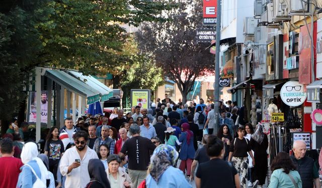 Güzel havayı fırsat bilen vatandaşlar çarşıyı doldurdu
