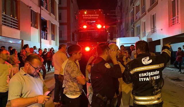 Eskişehir'de 3 katlı apartmanda yangın paniği