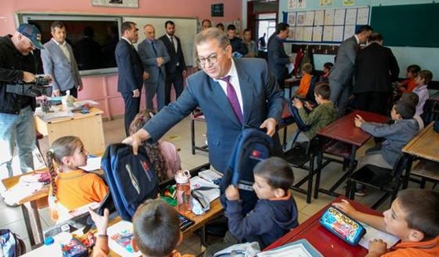 500 öğrenciye okul çantası hediye edildi