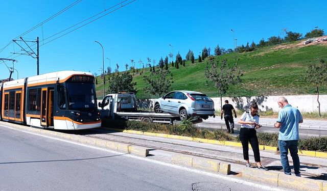 Kontrolden çıkan otomobil tramvay yoluna girdi