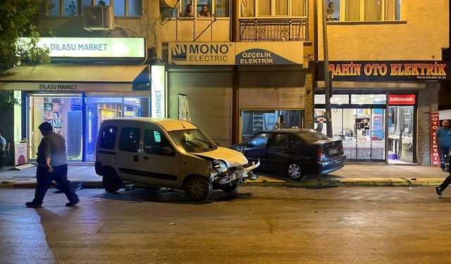 Eskişehir'de çarpışan araçlardan biri dükkana girdi