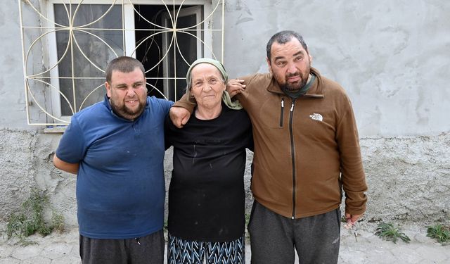 Anne ve 2 engelli oğlu yıllarca bu çöp evde yaşadı!