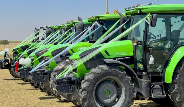 Çiftçi çift gelin aracı olarak traktörü seçti