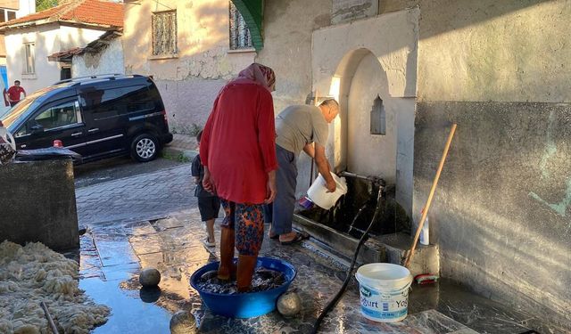 Halka açık çeşmelerde vatandaş yoğunluğu