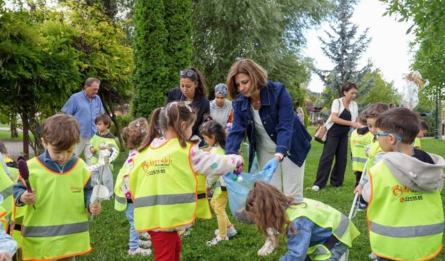 Başkan Ünlüce, Dünya Temizlik Günü’nde çocuklarla el ele çöp topladı