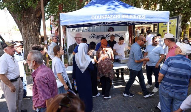 Odunpazarı Belediyesi’nden Mevlid Kandili’nde helva ikramı