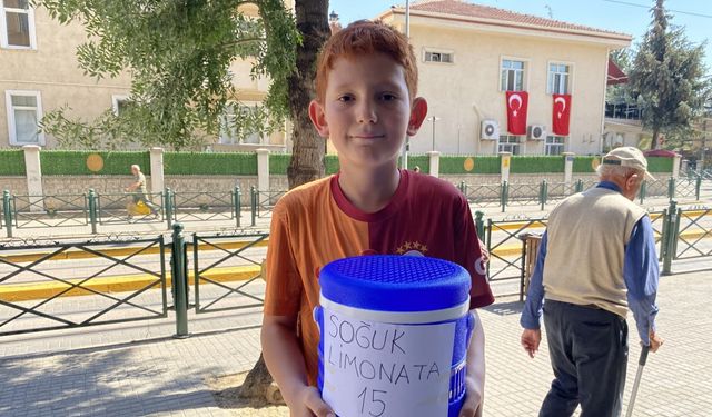 Ticareti merak edip limonata satmaya başladı!