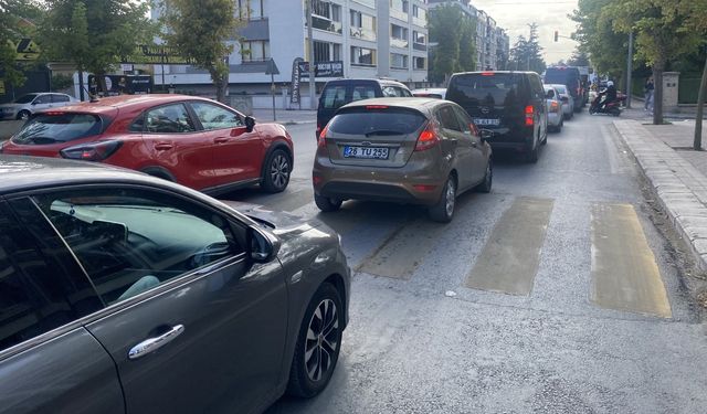 Eskişehir'de okulun ilk günü uzun araç kuyrukları oluştu
