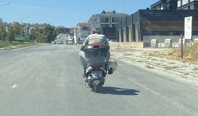 Kaskı kafasına değil motosikletin demirine taktı