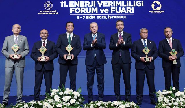 Rektör Adıgüzel “En Verimli Üniversite Binası” ödülünü Cumhurbaşkanı Erdoğan’dan aldı