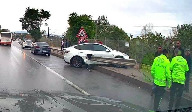 Kontrolden çıkan Tesla bariyere saplandı!