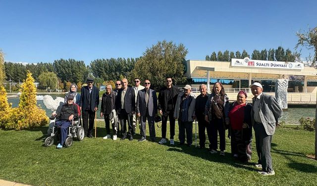 Huzurevinde kalan yaşlılar için gezi düzenlendi