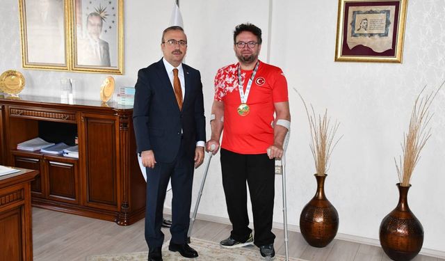 Dünya şampiyonu olan Cırık, İl Milli Eğitim Müdürü Aydın'ı ziyaret etti