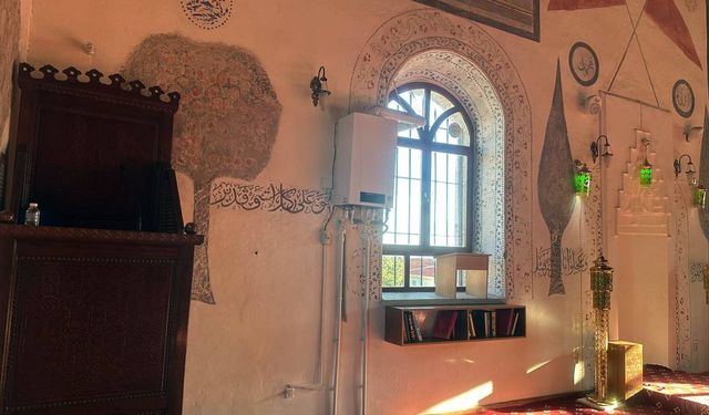 139 yıllık Camii-i Kebir’in kıble duvarına kombi taktılar