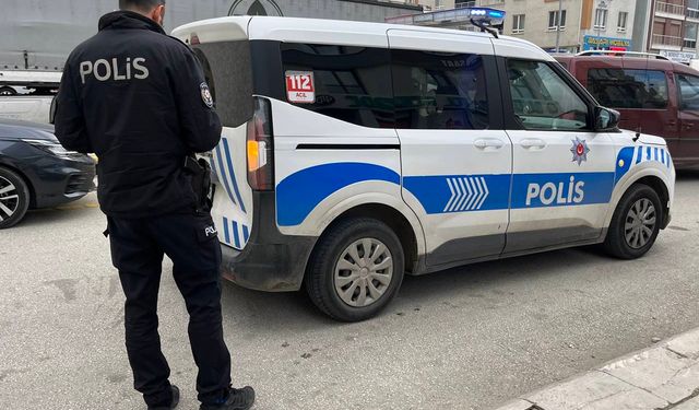 Polis aracına çarpıp kaçtı