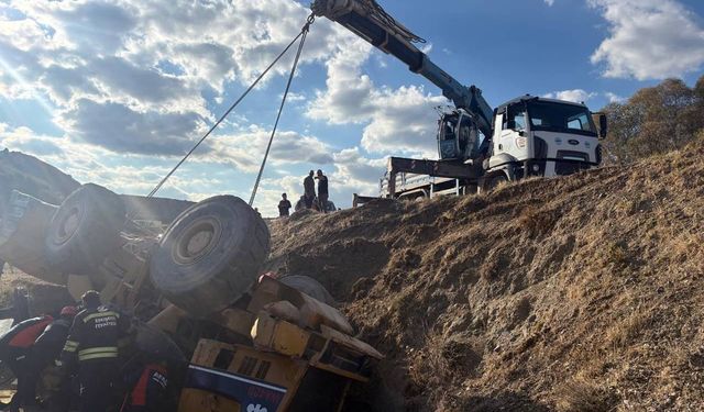 Devrilen iş makinesi altında kalan operatör kurtarıldı