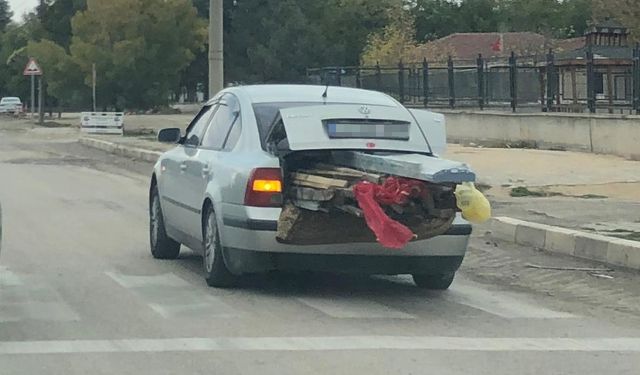 Bagajı kereste dolu araç trafiği tehlikeye attı