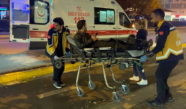 Yaralı sedyede bile telefonunu bırakmadı