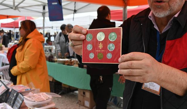 Yüzlerce yıllık kağıt ve madeni paralar tezgahta alıcılarını bekliyor