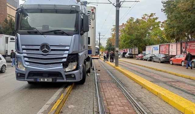 Kontrolden çıkan tır tramvay yoluna girdi