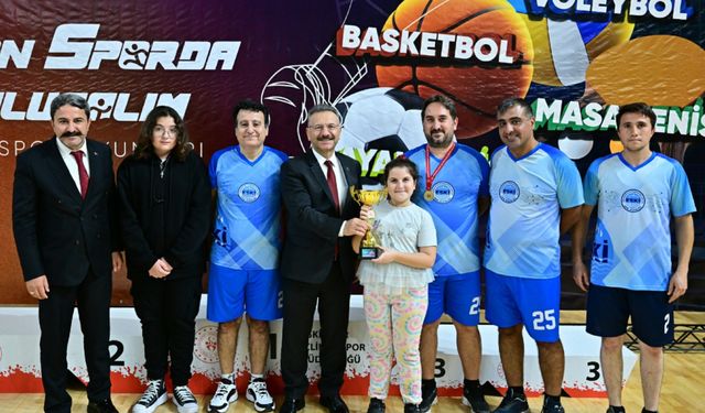 Vali Aksoy, 3. Kamu Spor Oyunları'nda dereceye girenleri ödüllendirdi