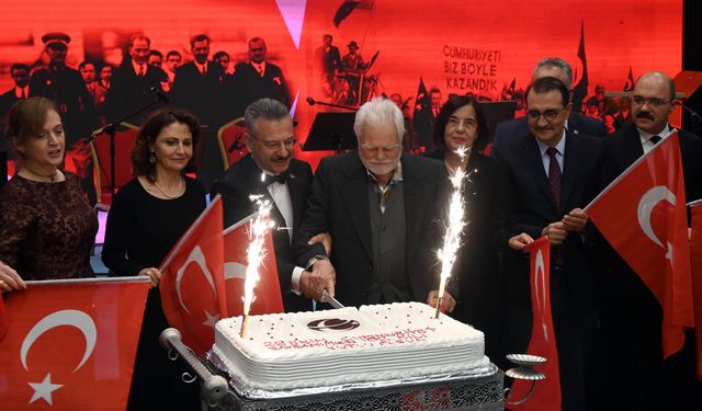 Cumhuriyet ile yaşıt 102 yaşındaki Ali amca bayramını protokolde kutladı