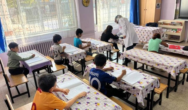 Sokakta dilenen ve okula gitmeyen 176 çocuk eğitime kazandırıldı