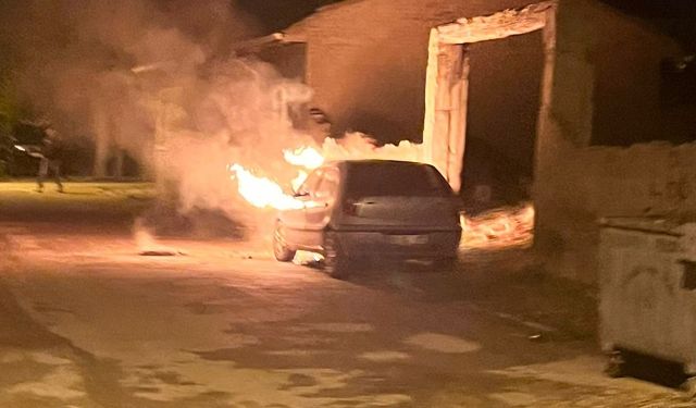 Park halindeki otomobil alev aldı!