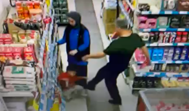 Küçük çocuğu acımasızca dövdü!