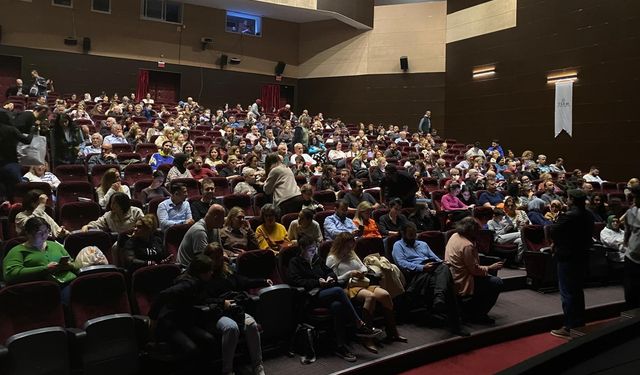 Eskişehir Şehir Tiyatroları İstanbul’da ayakta alkışlandı