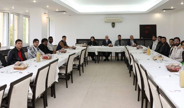 ESOGÜ yönetimi uluslararası öğrencilerle yemekte buluştu