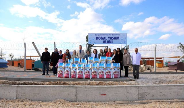 Doğal Yaşam Alanı’na 1 ton mama bağışladılar