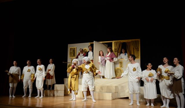 "Kibarlık Budalası" tiyatroseverlerle buluştu