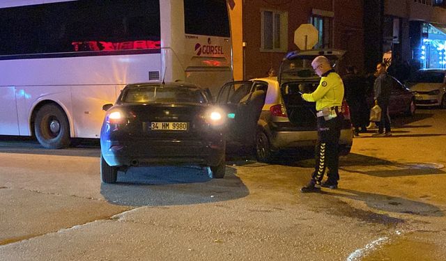Kazaya karışan iki otomobil park halindeki otobüse çarptı: 1 yaralı
